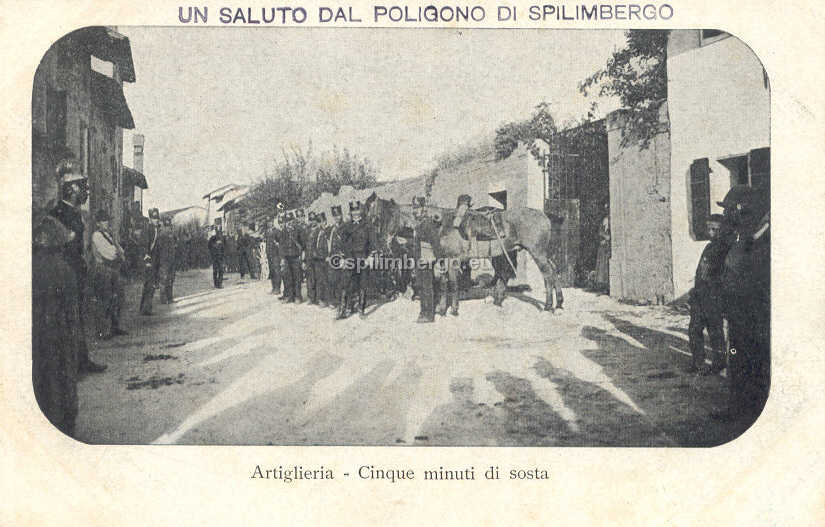 Artiglieria sosta durante il rientro dal poligono