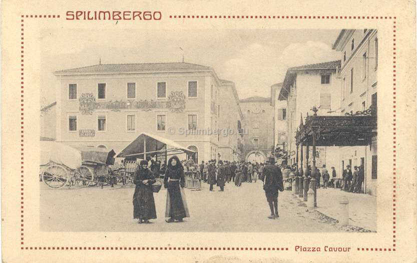 Spilimbergo, mercato in piazza Cavour primi '900