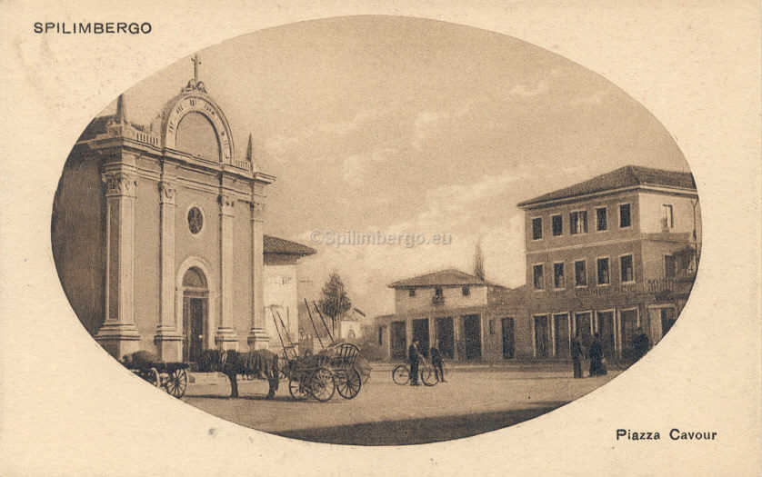 Spilimbergo, piazza Cavour con carrozze